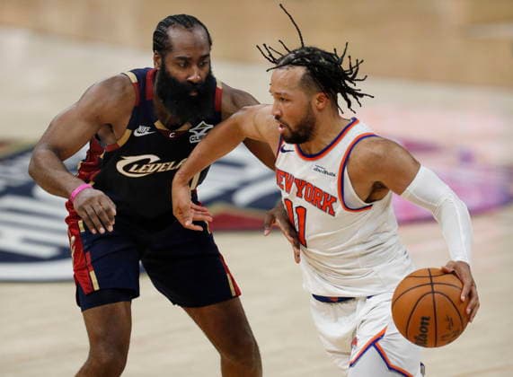 NBA, Basketball Herren, USA East Conference Finals Game 4 - New York Knicks at Cleveland Cavaliers New York Knicks guard Jalen Brunson (R) drives against Cleveland Cavaliers guard James Harden (L) during Game 4 of the NBA East Conference Finals between the Cleveland Cavaliers and the New York Knicks in Cleveland, Ohio, USA, 25 May 2026. CLEVELAND United States  Copyright: xDAVIDxMAXWELLx