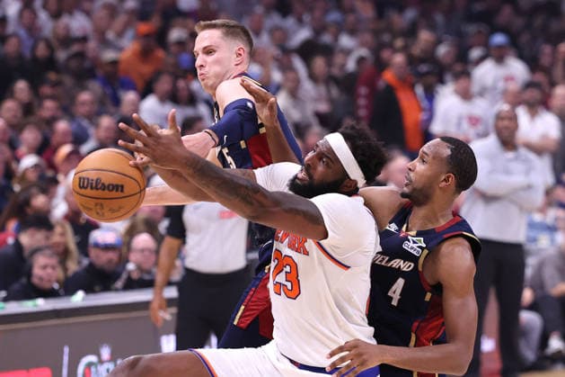 New York Knicks Mitchell Robinson (23) battles Cleveland Cavaliers Sam Mills (5) and Evan Mobley (4) for a rebound in the third quarter of the Eastern Conference Final game 4 in Cleveland, Ohio Monday May 25, 2026. The Knicks defeated the Cavaliers 130-93 to advance to the NBA, Basketball Herren, USA Finals.  CLE20260525128 AARONxJOSEFCZYK