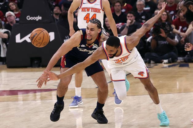 New York Knicks Mikal Bridges (25) steals the ball from Cleveland Cavaliers Jaylon Tyson (20) in the third quarter of the Eastern Conference Final game 4 in Cleveland, Ohio Monday May 25, 2026. The Knicks defeated the Cavaliers 130-93 to advance to the NBA, Basketball Herren, USA Finals.  CLE20260525130 AARONxJOSEFCZYK