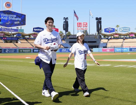 Baseball: Rockies vs. Dodgers Milan Cortina Olympic Figure skating, Eiskunstlauf pairs gold medalists Riku Miura (R) and Ryuichi Kihara are pictured at Dodger Stadium in Los Angeles on May 25, 2026. The pair visited the ballpark to throw the ceremonial first pitch ahead of a baseball game between the Los Angeles Dodgers and the Colorado Rockies at Dodger Stadium.  A14AA0005611860P