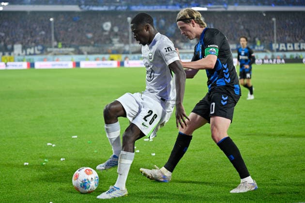 Paderborn, Home Deluxe Arena, 25.05.26, GER, Herren, Relegation, Saison 2025-2026, SC Paderborn 07 - VfL Wolfsburg Bild: v.li. im Zweikampf Sael KUMBEDI (Wolfsburg) und Felix GOETZE (Paderborn) DFL regulations prohibit any use of photographs as image sequences and or quasi-video. NRW Deutschland