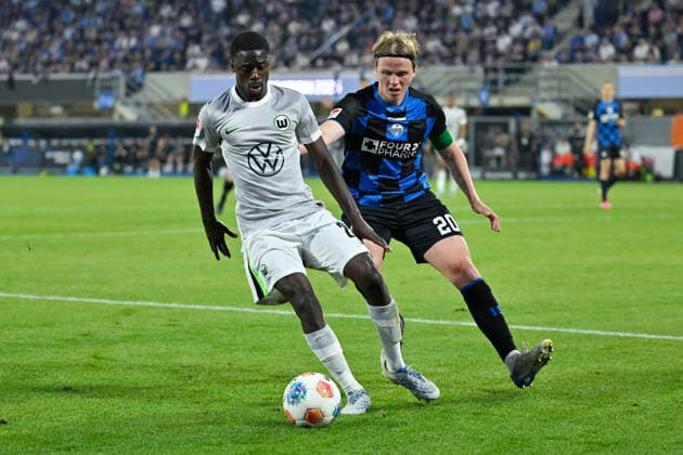 Paderborn, Home Deluxe Arena, 25.05.26, GER, Herren, Relegation, Saison 2025-2026, SC Paderborn 07 - VfL Wolfsburg Bild: v.li. im Zweikampf Sael KUMBEDI (Wolfsburg) und Felix GOETZE (Paderborn) DFL regulations prohibit any use of photographs as image sequences and or quasi-video. NRW Deutschland