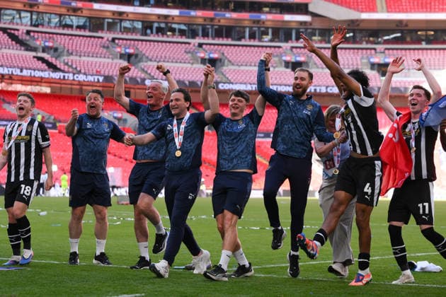 Notts County v Salford City - Sky Bet League Two Play-Off Final Martin Paterson, Notts County manager, celebrates with his players and backroom staff during the Sky Bet League 2 Play Off Final match between Notts County and Salford City at Wembley Stadium, London, on May 25, 2026. London Greater London United Kingdom  Copyright: xMIxNewsx originalFilename:fletcher-nottscou260525_np9T4.jpg