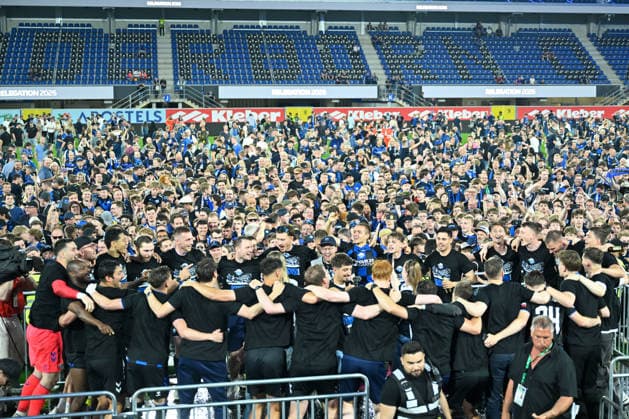 Paderborn, Home Deluxe Arena, 25.05.26, GER, Herren, Relegation, Saison 2025-2026, SC Paderborn 07 - VfL Wolfsburg Bild: Schlussjubel, Emotion, Freude bei den Spielern des SC Paderborn nach dem Aufstieg. Im Hintergrund das mit Fans überflutete Spielfeld DFL regulations prohibit any use of photographs as image sequences and or quasi-video. NRW Deutschland