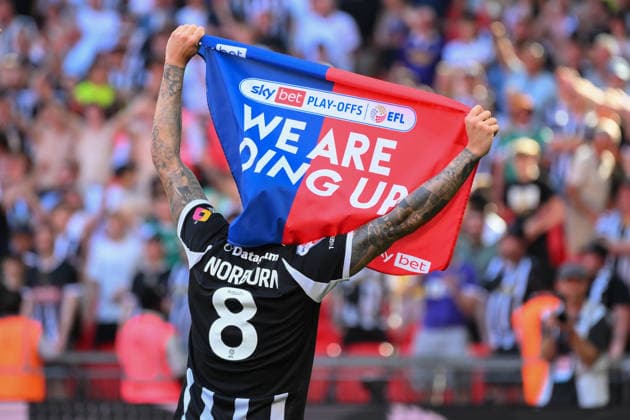Notts County v Salford City - Sky Bet League Two Play-Off Final Oliver Norburn of Notts County celebrates with a banner over his head during the Sky Bet League 2 Play Off Final match between Notts County and Salford City at Wembley Stadium in London on May 25, 2026. London Greater London United Kingdom  Copyright: xMIxNewsx originalFilename:fletcher-nottscou260525_np94N.jpg