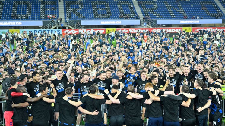 Paderborn, Home Deluxe Arena, 25.05.26, GER, Herren, Relegation, Saison 2025-2026, SC Paderborn 07 - VfL Wolfsburg Bild: Schlussjubel, Emotion, Freude bei den Spielern des SC Paderborn nach dem Aufstieg. Im Hintergrund das mit Fans überflutete Spielfeld DFL regulations prohibit any use of photographs as image sequences and or quasi-video. NRW Deutschland