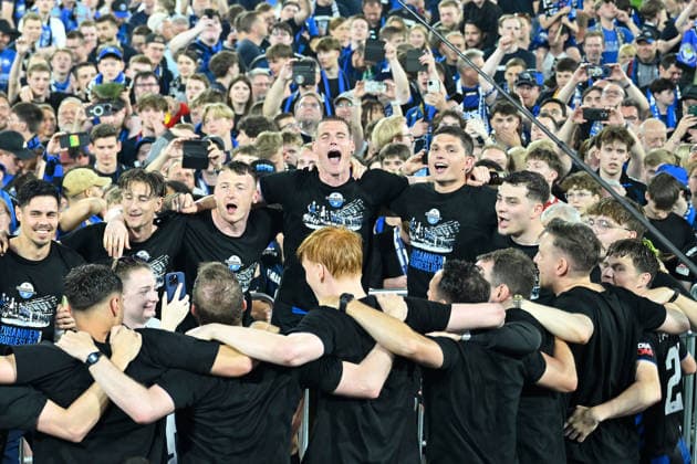 Paderborn, Home Deluxe Arena, 25.05.26, GER, Herren, Relegation, Saison 2025-2026, SC Paderborn 07 - VfL Wolfsburg Bild: Schlussjubel, Emotion, Freude bei den Spielern des SC Paderborn nach dem Aufstieg. Im Hintergrund das mit Fans überflutete Spielfeld DFL regulations prohibit any use of photographs as image sequences and or quasi-video. NRW Deutschland
