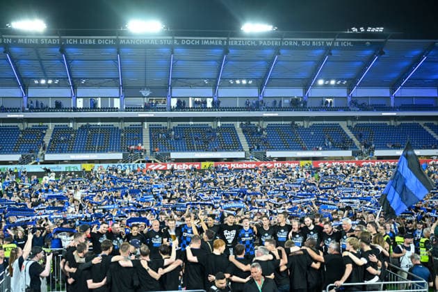 Paderborn, Home Deluxe Arena, 25.05.26, GER, Herren, Relegation, Saison 2025-2026, SC Paderborn 07 - VfL Wolfsburg Bild: Schlussjubel, Emotion, Freude bei den Spielern des SC Paderborn nach dem Aufstieg. Im Hintergrund das mit Fans überflutete Spielfeld DFL regulations prohibit any use of photographs as image sequences and or quasi-video. NRW Deutschland
