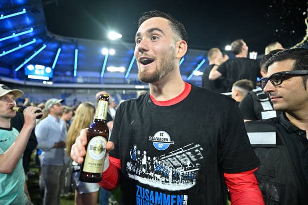 Paderborn, Home Deluxe Arena, 25.05.26, GER, Herren, Relegation, Saison 2025-2026, SC Paderborn 07 - VfL Wolfsburg Bild: Schlussjubel, Emotion, Freude bei Torwart Dennis SEIMEN (Paderborn) DFL regulations prohibit any use of photographs as image sequences and or quasi-video. NRW Deutschland *** Paderborn, Home Deluxe Arena, 25 05 26, GER, Herren, Relegation, Saison 2025 2026, SC Paderborn 07 VfL Wolfsburg Bild Schlussjubel, Emotion, Freude bei Torwart Dennis SEIMEN Paderborn DFL regulations prohibit any use of photographs as image sequences and or quasi video NRW Germany