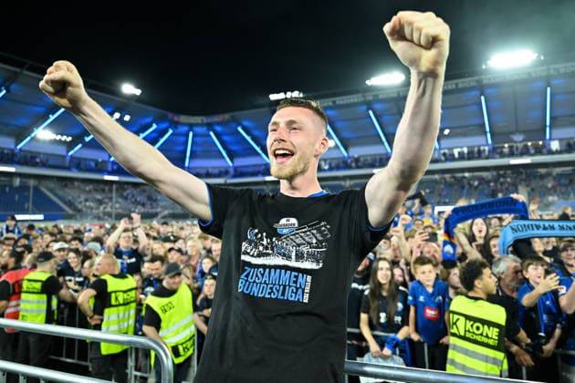 Paderborn, Home Deluxe Arena, 25.05.26, GER, Herren, Relegation, Saison 2025-2026, SC Paderborn 07 - VfL Wolfsburg Bild: Schlussjubel, Emotion, Freude bei Tjark SCHELLER (Paderborn) DFL regulations prohibit any use of photographs as image sequences and or quasi-video. NRW Deutschland