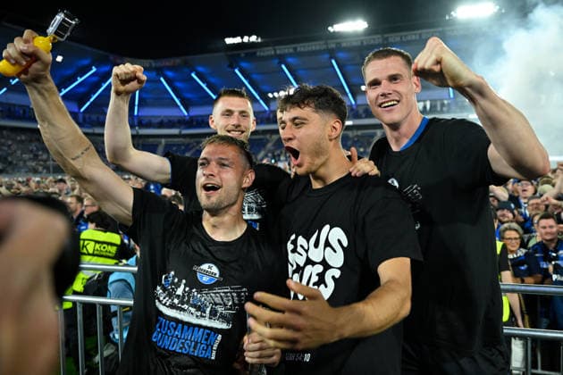 Paderborn, Home Deluxe Arena, 25.05.26, GER, Herren, Relegation, Saison 2025-2026, SC Paderborn 07 - VfL Wolfsburg Bild: Schlussjubel, Emotion, Freude bei den Spielern des SC Paderborn nach dem Aufstieg DFL regulations prohibit any use of photographs as image sequences and or quasi-video. NRW Deutschland
