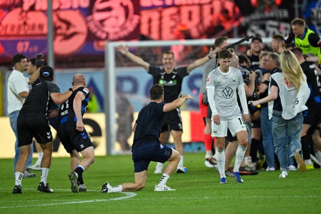 Paderborn, Home Deluxe Arena, 25.05.26, GER, Herren, Relegation, Saison 2025-2026, SC Paderborn 07 - VfL Wolfsburg Bild: Schlussjubel, Emotion, Freude bei v.li. Sven MICHEL (Paderborn) und Trainer Ralf KETTEMANN (Paderborn) nach dem Aufstieg. Rechts: Jesper LINDSTROEM (Wolfsburg) DFL regulations prohibit any use of photographs as image sequences and or quasi-video. NRW Deutschland