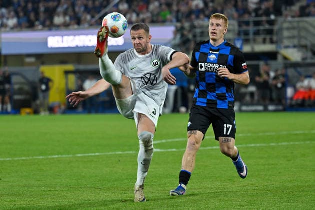 Paderborn, Home Deluxe Arena, 25.05.26, GER, Herren, Relegation, Saison 2025-2026, SC Paderborn 07 - VfL Wolfsburg Bild: v.li. im Zweikampf Denis VAVRO (Wolfsburg) und Laurin CURDA (Paderborn) DFL regulations prohibit any use of photographs as image sequences and or quasi-video. NRW Deutschland