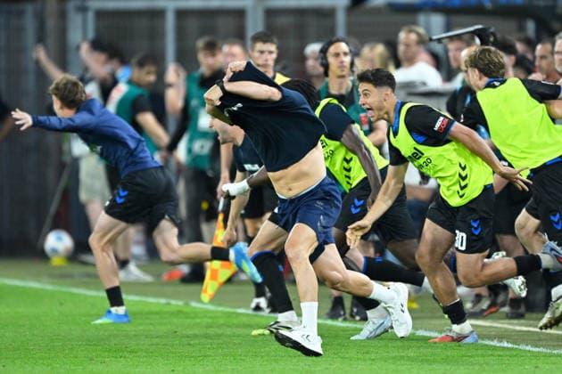 Paderborn, Home Deluxe Arena, 25.05.26, GER, Herren, Relegation, Saison 2025-2026, SC Paderborn 07 - VfL Wolfsburg Bild: Schlussjubel, Emotion, Freude bei Trainer Ralf KETTEMANN (Paderborn) DFL regulations prohibit any use of photographs as image sequences and or quasi-video. NRW Deutschland
