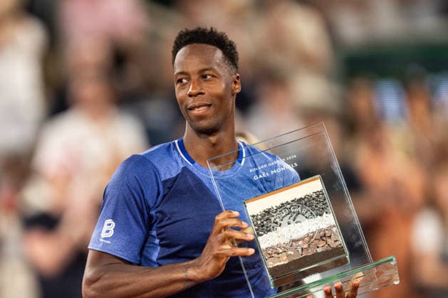2026 French Open - Day Two Gael Monfils poses with a trophy during a ceremony honoring his career on day 2 of the French Open tennis tournament on Court Philippe-Chatrier at the Roland-Garros Complex in Paris, France. Paris France  Copyright: xIbrahimxEzzatx originalFilename:ezzat-notitle260526_np7iE.jpg