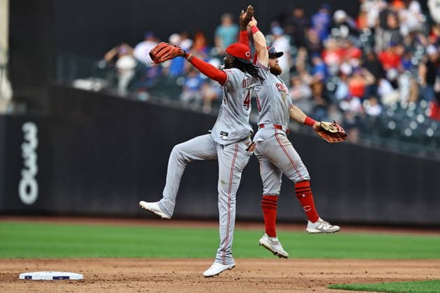 MLB, Baseball Herren, USA Cincinnati Reds Vs. New York Mets Cincinnati Reds outfielder Blake Dunn 59 and shortstop Elly De La Cruz 44 celebrate the Reds 7-2 victory in the baseball game against the New York Mets at Citi Field in Corona, New York, on May 25, 2026. Flushing New York United States  Copyright: xGordonxDonovanx originalFilename:donovan-mlbcinci260525_npiwy.jpg