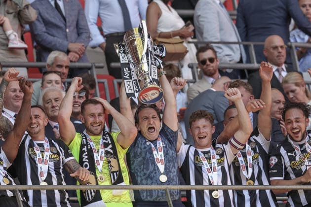 Notts County v Salford City, EFL Sky Bet League 2, Play Off Final Martin Paterson head coach of Notts County lifts the EFL SKY BET League Two Trophy during the EFL Sky Bet League 2 Play Off Final match between Notts County and Salford City at Wembley Stadium, London, UK on 25 May 2026. Editorial use only DataCo restrictions apply See www.football-dataco.com , Copyright: xJezxTighex PSI-24292-0116
