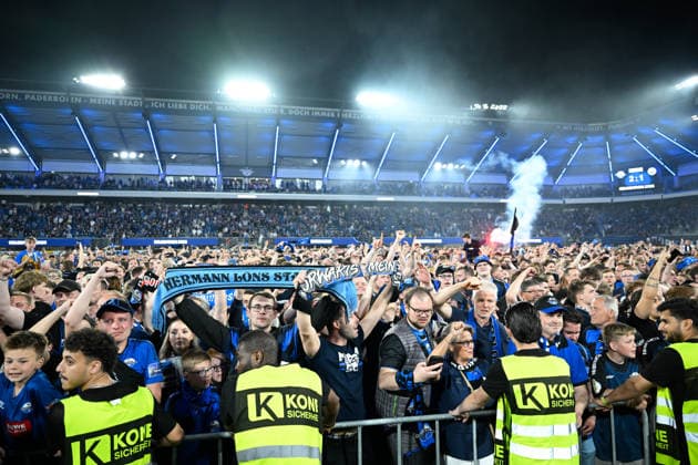 Paderborn, Home Deluxe Arena, 25.05.26, GER, Herren, Relegation, Saison 2025-2026, SC Paderborn 07 - VfL Wolfsburg Bild: Platzsturm der Fans des SC Paderborn nach dem Bundesliga-Aufstieg DFL regulations prohibit any use of photographs as image sequences and or quasi-video. NRW Deutschland