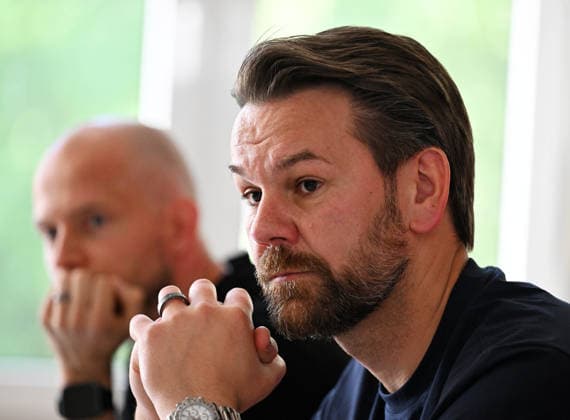 26.05.2026, xophax, Fussball 1.Bundesliga, 1.FC Koeln , 1.FC Köln , Medienrunde nach Saisonschluss. Trainer Rene Wagner und Geschäftsführer Thomas Kessler , rechts Koeln