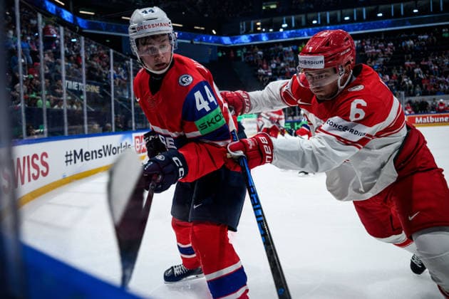 260526 Tinus Luc Koblar of Norway and Oliver Kjaer of Denmark during the 2026 IIHF Ice hockey, Eishockey World Championship, WM, Weltmeisterschaft match between Norway and Denmark on May 26, 2026 in Fribourg. Photo: Jesper Zerman BILDBYRAN kod JZ JZ0731 ishockey ice hockey ishockey-vm 2026 vm 2026 iihf world championship norge norway danmark denmark bbeng norge norway danmark denmark Copyright: JESPERxZERMAN BB260526JZ008