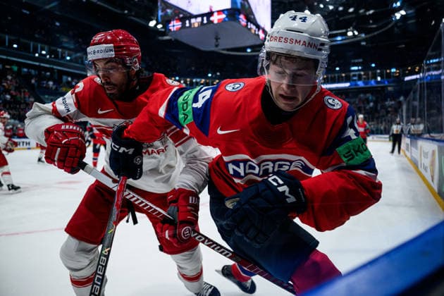 260526 Markus Lauridsen of Denmark and Tinus Luc Koblar of Norway during the 2026 IIHF Ice hockey, Eishockey World Championship, WM, Weltmeisterschaft match between Norway and Denmark on May 26, 2026 in Fribourg. Photo: Jesper Zerman BILDBYRAN kod JZ JZ0731 ishockey ice hockey ishockey-vm 2026 vm 2026 iihf world championship norge norway danmark denmark bbeng norge norway danmark denmark Copyright: JESPERxZERMAN BB260526JZ011