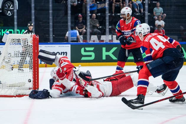 260526 Goaltender Nicolaj Henriksen and Malte Setkov of Denmark and Tinus Luc Koblar of Norway during the 2026 IIHF Ice hockey, Eishockey World Championship, WM, Weltmeisterschaft match between Norway and Denmark on May 26, 2026 in Fribourg. Photo: Jesper Zerman BILDBYRAN kod JZ JZ0731 ishockey ice hockey ishockey-vm 2026 vm 2026 iihf world championship norge norway danmark denmark bbeng norge norway danmark denmark Copyright: JESPERxZERMAN BB260526JZ012