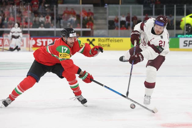 26.05.2026 Swiss Life Arena Zuerich , SCHWEIZ, Herren Eishockey IIHF World Championship, WM, Weltmeisterschaft Zurich 2026 Gruppe A HUN - LAT Roland Kiss (li,HUN) gegen Rudolfs Balcers (LAT)