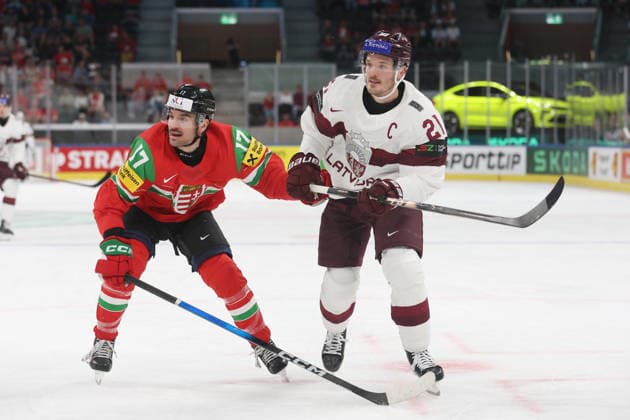 26.05.2026 Swiss Life Arena Zuerich , SCHWEIZ, Herren Eishockey IIHF World Championship, WM, Weltmeisterschaft Zurich 2026 Gruppe A HUN - LAT Roland Kiss (li,HUN) gegen Rudolfs Balcers (LAT)