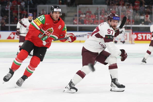26.05.2026 Swiss Life Arena Zuerich , SCHWEIZ, Herren Eishockey IIHF World Championship, WM, Weltmeisterschaft Zurich 2026 Gruppe A HUN - LAT Istvan Sofron (li,HUN) gegen Haralds Egle (LAT)