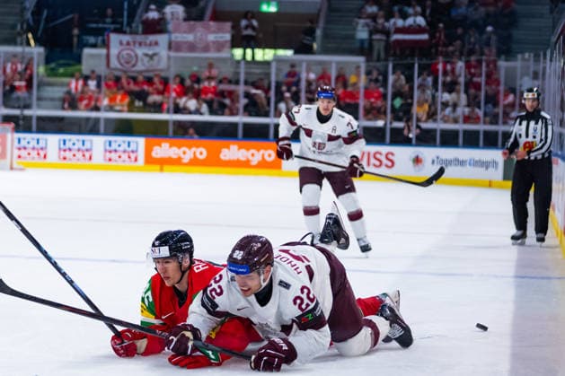 ZURICH, SWITZERLAND - MAY 26: -15hun- and Toms Andersons (Latvia, 22) crashing during the Preliminary Round - Group A Match 51 between Hungary and Latvia at the IIHF Ice hockey, Eishockey World Championship, WM, Weltmeisterschaft 2026, Swiss Life Arena on May 26, 2026 in Zurich, Switzerland. Zurich Switzerland Copyright: xTimoxSteinx