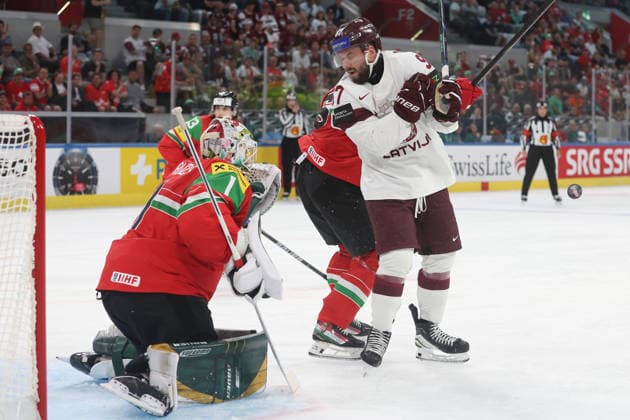 26.05.2026 Swiss Life Arena Zuerich , SCHWEIZ, Herren Eishockey IIHF World Championship, WM, Weltmeisterschaft Zurich 2026 Gruppe A HUN - LAT Haralds Egle (LAT) vor Torwart Bence Balizs (HUN)