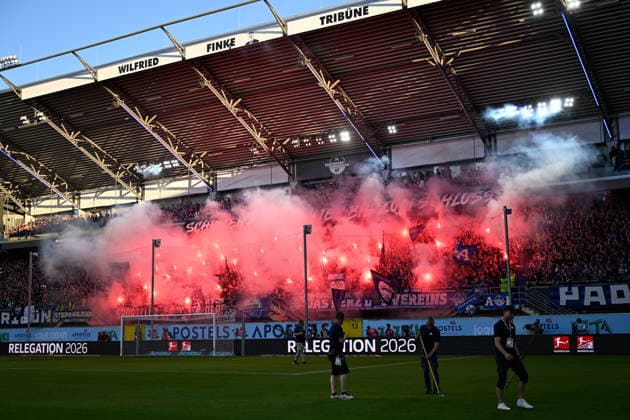 Paderborn, Home Deluxe Arena, 25.05.26, GER, Herren, Relegation, Saison 2025-2026, SC Paderborn 07 - VfL Wolfsburg Bild: Fankurve, Fans, Fanblock Paderborn Feuer, Rauch, Bengali, Bengalis, bengalisches Feuer, zuenden Feuerwerk, Rauchbombe DFL regulations prohibit any use of photographs as image sequences and or quasi-video. NRW Deutschland *** Paderborn, Home Deluxe Arena, 25 05 26, GER, Herren, Relegation, Saison 2025 2026, SC Paderborn 07 VfL Wolfsburg Bild Fankurve, Fans, Fanblock Paderborn Feuer, Rauch, Bengali, Bengalis, bengalisches Feuer, zuenden Feuerwerk, Rauchbombe DFL regulations prohibit any use of photographs as image sequences and or quasi video NRW Germany