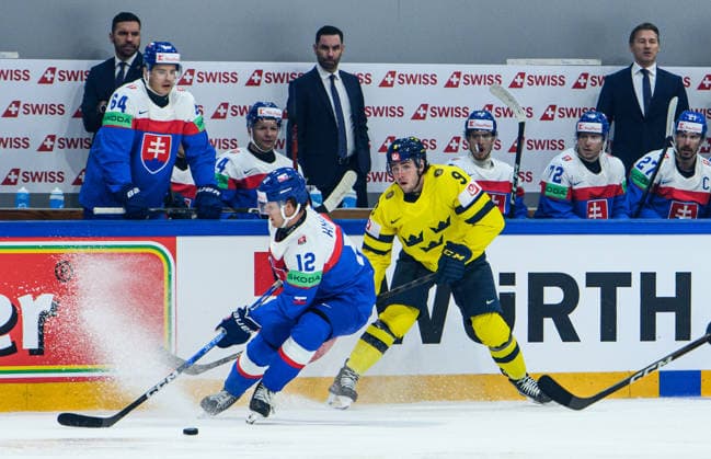 260526 Samuel Knazko of Slovakia and Linus Karlsson of Sweden during the 2026 IIHF Ice hockey, Eishockey World Championship, WM, Weltmeisterschaft match between Sweden and Slovakia on May 26, 2026 in Fribourg. Photo: Jesper Zerman BILDBYRAN kod JZ JZ0730 ishockey ice hockey ishockey-vm 2026 vm 2026 iihf world championship sverige sweden slovakien slovakia bbeng Copyright: JESPERxZERMAN BB260526JZ035