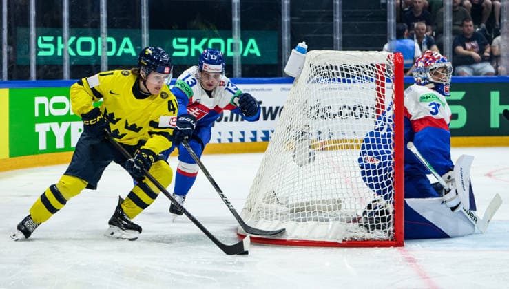 260526 Ivar Stenberg of Sweden and Frantisek Gajdos of Slovakia during the 2026 IIHF Ice hockey, Eishockey World Championship, WM, Weltmeisterschaft match between Sweden and Slovakia on May 26, 2026 in Fribourg. Photo: Jesper Zerman BILDBYRAN kod JZ JZ0730 ishockey ice hockey ishockey-vm 2026 vm 2026 iihf world championship sverige sweden slovakien slovakia bbeng Copyright: JESPERxZERMAN BB260526JZ036