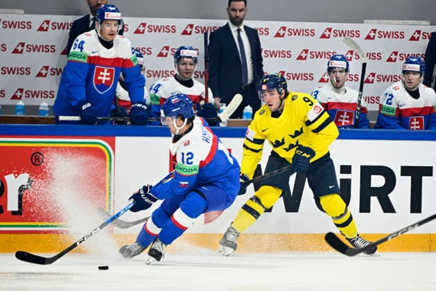 FRIBOURG, SCHWEIZ 20260526 Slovakiens Samuel KÅˆaÅ¾ko och Sveriges Linus Karlsson under tisdagens match i ishockey-VM (grupp B) mellan Slovakien och Sverige pa BCF Arena, Fribourg i Schweiz.