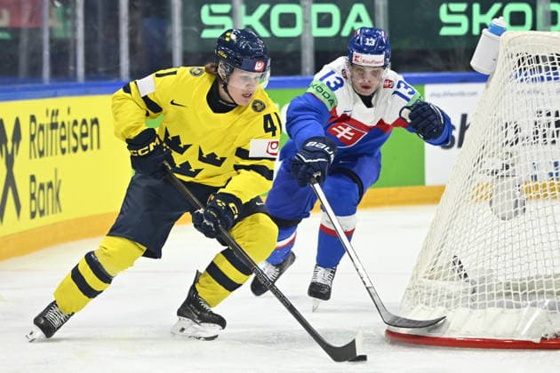 FRIBOURG, SCHWEIZ 20260526 Sveriges Ivar Stenberg och Slovakiens FrantiÅ¡ek GajdoÅ¡ under tisdagens match i ishockey-VM (grupp B) mellan Slovakien och Sverige pa BCF Arena, Fribourg i Schweiz.