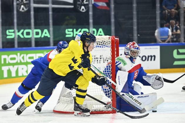 FRIBOURG, SCHWEIZ 20260526 Sveriges Ivar Stenberg rundar Slovakiens malvakt Samuel Hlavaj under tisdagens match i ishockey-VM (grupp B) mellan Slovakien och Sverige pa BCF Arena, Fribourg i Schweiz.
