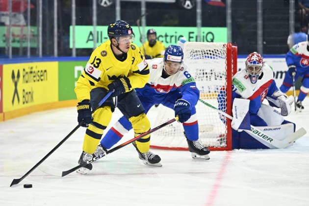 FRIBOURG, SCHWEIZ 20260526 Sveriges Lucas Raymond och Slovakiens Jozef Viliam Kmec under tisdagens match i ishockey-VM (grupp B) mellan Slovakien och Sverige pa BCF Arena, Fribourg i Schweiz.