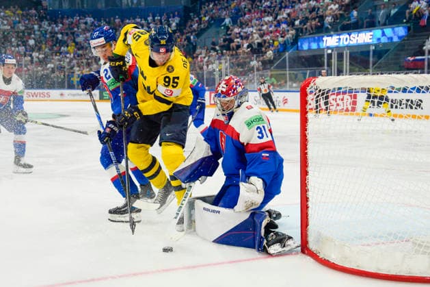 FRIBOURG, SWITZERLAND - MAY 26: Jacob de la Rose of Sweden against goalkeeper Samuel Hlavaj of Slovakia R) during the 2026 IIHF Ice hockey, Eishockey World Championship, WM, Weltmeisterschaft Switzerland game between Sweden and Slovakia at BCF Arena on May 26, 2026 in Fribourg, Fribourg. Fribourg BCF Arena Fribourg Switzerland Copyright: xJustPictures.ch JarixPestelaccix jp-en-EuSpIm-JP6_JAR_Sweden_Slovakia_26May2026_00012