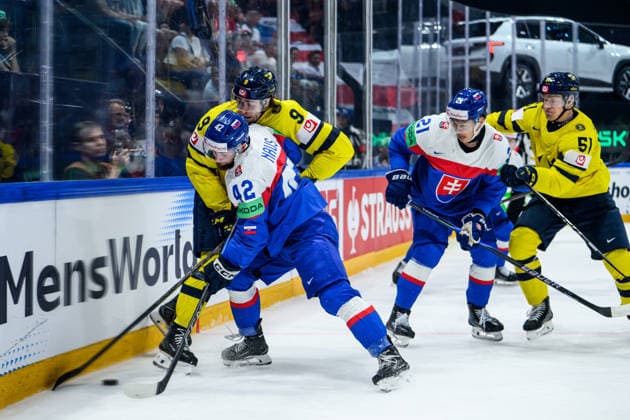 260526 Linus Karlsson and Emil Heineman against Aurel Naus and Sebastian Cederle of Slovakia during the 2026 IIHF Ice hockey, Eishockey World Championship, WM, Weltmeisterschaft match between Sweden and Slovakia on May 26, 2026 in Fribourg. Photo: Jesper Zerman BILDBYRAN kod JZ JZ0730 ishockey ice hockey ishockey-vm 2026 vm 2026 iihf world championship sverige sweden slovakien slovakia bbeng Copyright: JESPERxZERMAN BB260526JZ045