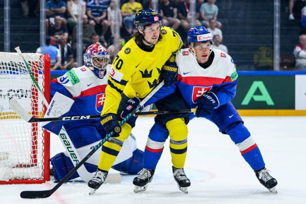 260526 Oscar Sundqvist of Sweden and Viliam Kmec of Slovakia during the 2026 IIHF Ice hockey, Eishockey World Championship, WM, Weltmeisterschaft match between Sweden and Slovakia on May 26, 2026 in Fribourg. Photo: Jesper Zerman BILDBYRAN kod JZ JZ0730 ishockey ice hockey ishockey-vm 2026 vm 2026 iihf world championship sverige sweden slovakien slovakia bbeng Copyright: JESPERxZERMAN BB260526JZ051