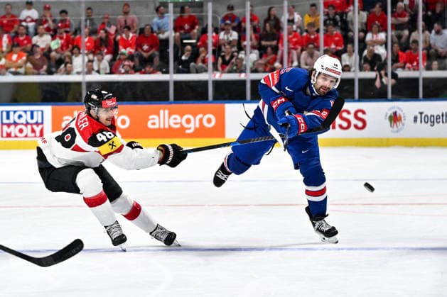 ZURICH, SWITZERLAND - MAY 26: Lucas Thaler of Austria L) tries to sto Tommy Novak of United States R) during the 2026 IIHF Ice hockey, Eishockey World Championship, WM, Weltmeisterschaft Switzerland game between USA and Austria at Swiss Life Arena on May 26, 2026 in Zurich, Zurich. Zurich Swiss Life Arena Zurich Switzerland Copyright: xJustPictures.ch AndreaxBrancax jp-en-EuSpIm-JP7_ANB_USA_Aut_26052026_6619