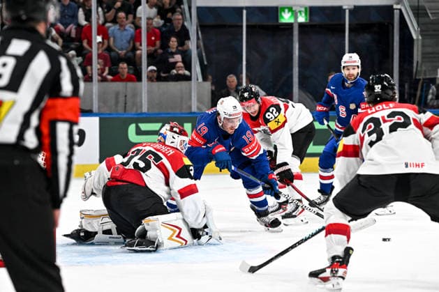 ZURICH, SWITZERLAND - MAY 26: Matthew Tkachuk of United States tries to score against goalkeeper Atte Tolvanen of Austria L) during the 2026 IIHF Ice hockey, Eishockey World Championship, WM, Weltmeisterschaft Switzerland game between USA and Austria at Swiss Life Arena on May 26, 2026 in Zurich, Zurich. Zurich Swiss Life Arena Zurich Switzerland Copyright: xJustPictures.ch AndreaxBrancax jp-en-EuSpIm-JP7_ANB_USA_Aut_26052026_6779