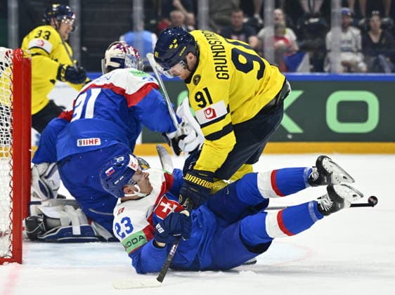 FRIBOURG, SCHWEIZ 20260526 Slovakiens Adam LiÅ¡ka och Sveriges Carl Grundström under tisdagens match i ishockey-VM (grupp B) mellan Slovakien och Sverige pa BCF Arena, Fribourg i Schweiz.