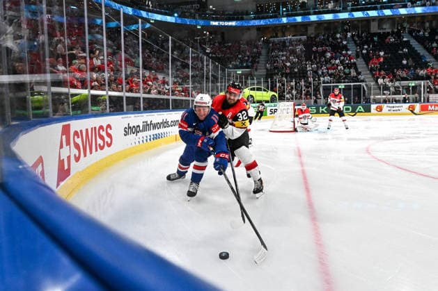 ZURICH, SWITZERLAND - MAY 26: Oliver Moore of United States L) and Bernd Wolf of Austria R) in a battle for the puck during the 2026 IIHF Ice hockey, Eishockey World Championship, WM, Weltmeisterschaft Switzerland game between USA and Austria at Swiss Life Arena on May 26, 2026 in Zurich, Zurich. Zurich Swiss Life Arena Zurich Switzerland Copyright: xJustPictures.ch AndreaxBrancax jp-en-EuSpIm-JP7_ANB_USA_Aut_26052026_2417