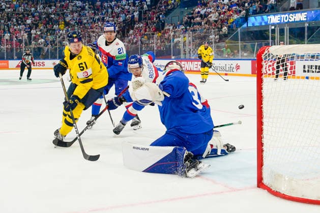 FRIBOURG, SWITZERLAND - MAY 26: goalkeeper Samuel Hlavaj of Slovakia R) saves during the 2026 IIHF Ice hockey, Eishockey World Championship, WM, Weltmeisterschaft Switzerland game between Sweden and Slovakia at BCF Arena on May 26, 2026 in Fribourg, Fribourg. Fribourg BCF Arena Fribourg Switzerland Copyright: xJustPictures.ch JarixPestelaccix jp-en-EuSpIm-JP6_JAR_Sweden_Slovakia_26May2026_00046