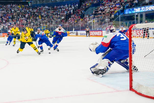 FRIBOURG, SWITZERLAND - MAY 26: Jakob Silfverberg of Sweden L) against Patrik Koch of Slovakia 2nd L) during the 2026 IIHF Ice hockey, Eishockey World Championship, WM, Weltmeisterschaft Switzerland game between Sweden and Slovakia at BCF Arena on May 26, 2026 in Fribourg, Fribourg. Fribourg BCF Arena Fribourg Switzerland *** FRIBOURG, SWITZERLAND MAY 26 Jakob Silfverberg of Sweden L against Patrik Koch of Slovakia 2nd L during the 2026 IIHF Ice Hockey World Championship Switzerland game between Sweden and Slovakia at BCF Arena on May 26, 2026 in Fribourg, Fribourg Fribourg BCF Arena Fribourg Switzerland Copyright: xJustPictures.ch JarixPestelaccix jp-en-EuSpIm-JP6_JAR_Sweden_Slovakia_26May2026_00050