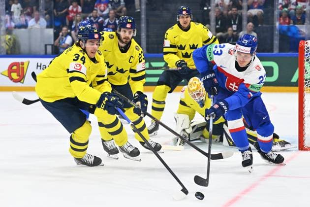 From left Albert Johansson of Sweden and Adam Liska of Slovakia in action during the IIHF World Championship, WM, Weltmeisterschaft Group B match Sweden vs Slovakia on May 26, 2026, Fribourg, Switzerland. (CTKxPhoto RadekxPetrasek) CTKPhotoP2026052606555  CTKPhotoP2026052606555