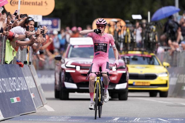 The pink jersey Denmark™s Jonas Vingegaard Hansen of Team Visma Lease A Bike cycles to the finish line to win the Stage 16 of the Giro d™Italia, from Bellinzona to CarÃ¬, Switzerland, Tuesday, May 26, 2026.  Copyright: xMassimoxPaolone LaPressex