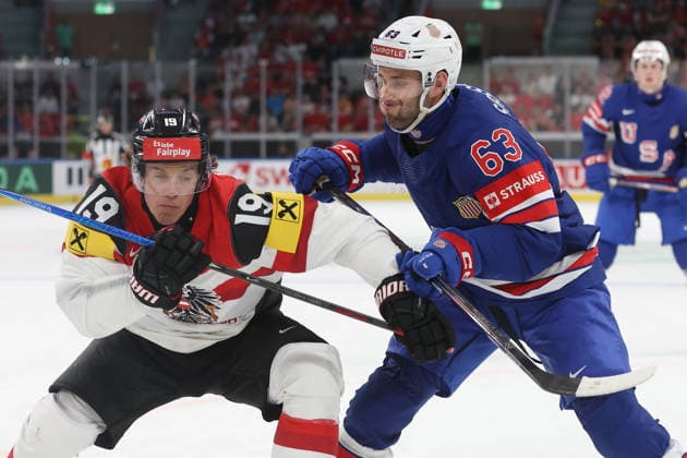 26.05.2026 Swiss Life Arena Zuerich , SCHWEIZ, Herren Eishockey IIHF World Championship, WM, Weltmeisterschaft Zurich 2026 Gruppe A USA - AUT Vinzenz Rohrer (li,AUT) gegen Max Sasson (USA)